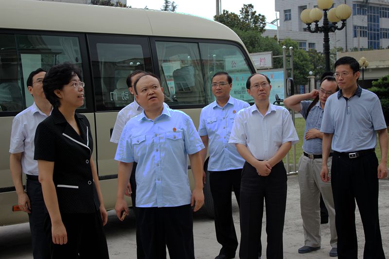 李静院长一行视察利川法院审判办公大楼