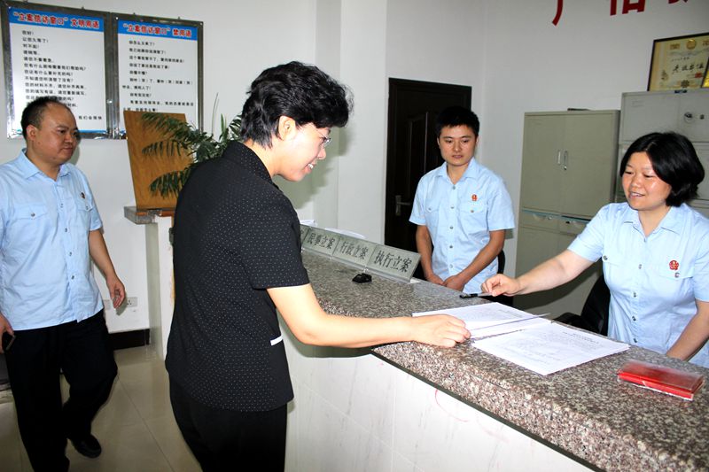 李静院长详细询问立案庭工作人员