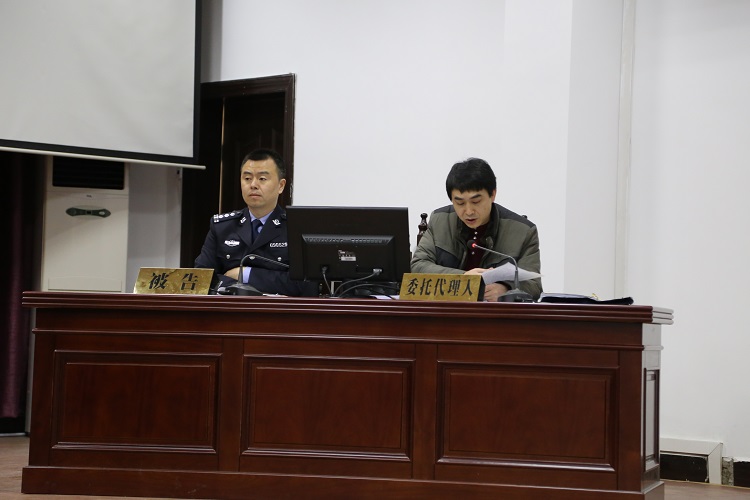 利川市副市长、公安局局长洪家进（左一）作为市公安局法定代表人出庭应诉.JPG
