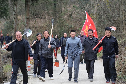 上山植树去啰.JPG