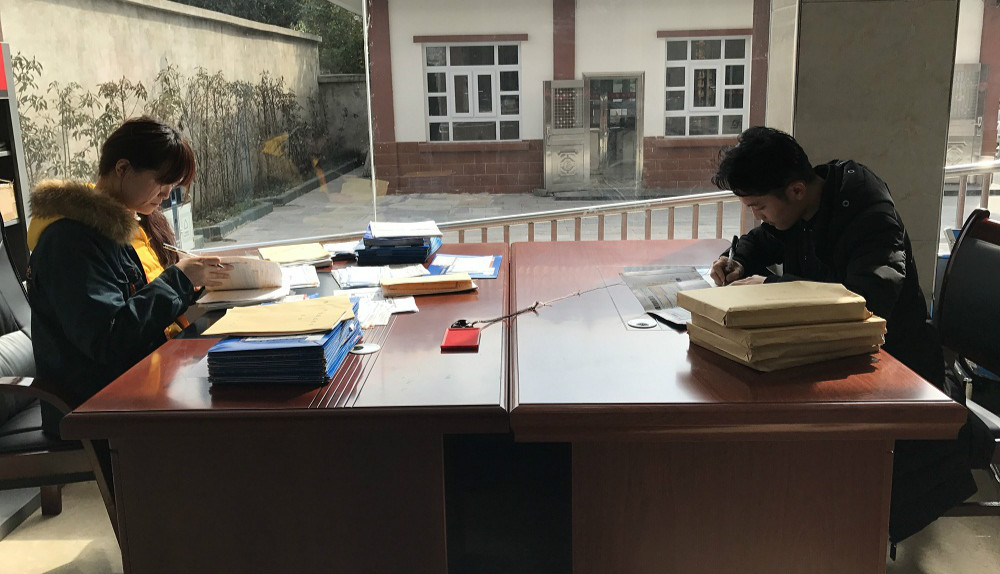 利川法院：邮政速递公司专员正式进驻利川市法院办公（丁宏）_meitu_2.jpg