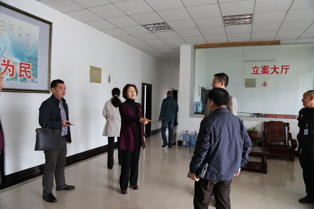 参观柏杨法庭立案大厅.JPG