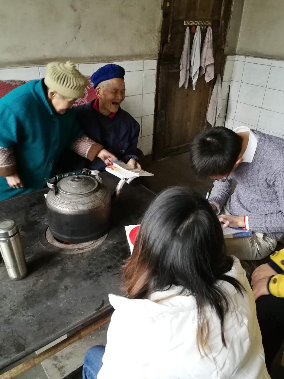 利川市法院：十九大精神入农户，精准扶贫暖人心1.jpg